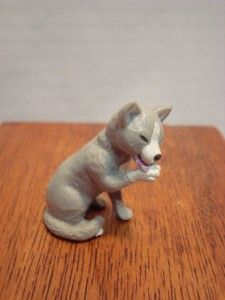 1998 Topps Perlorian Cat Figurine Gray Licking Paw
