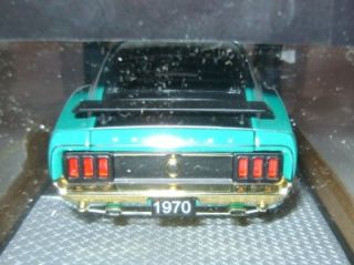1970 70 Ford Mustang Boss 302 M2 Machines Chase 1 24