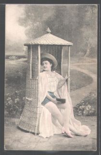 tolle AK schöne Frau in Bademode sitzt im Strandkorb 1910
