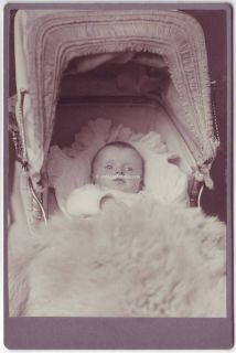 Kabinettfoto Baby im Kinderwagen Foto um 1900