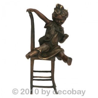Kleines Mädchen Stuhl Bronze Skulptur Frech Witzig Deko