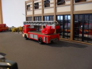 MAN F90 Feuerwehr Drehleiter DLK gesupert Herpa 187 H0