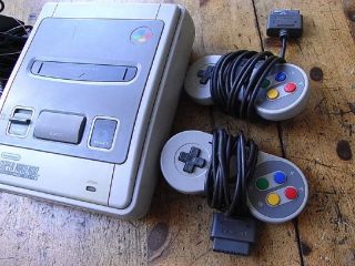 Super Nintendo SNES Spielkonsole + 2 Controller + Kabel