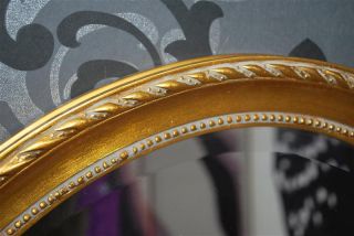 Wunderschöner ovaler Wandspiegel im Barock Stil. Farbe gold