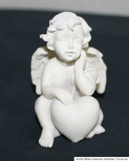 Engel sitzend mit einem Herz, aus Polyresin, vier Varianten