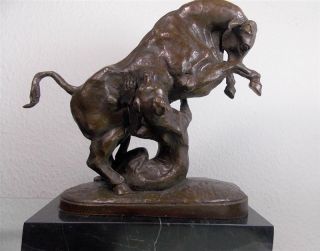 Stier gegen Löwe Bronze Bronzeskulptur Statue Stierkampf