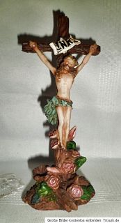 kleines Kreuz, Kruzifix, Standkruzifix mit Rosen / Material vermutlich