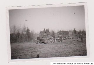 Original Foto russischer Panzer/Tank zieht LKW Opel aus dem Schlamm