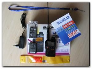 BAOFENG UV 3R VHF UHF Handfunkgerät + NA 701 + 2 Akkus
