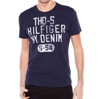 409 de la marque Tommy Hilfiger, est un tee shirt bleu pour homme. Son